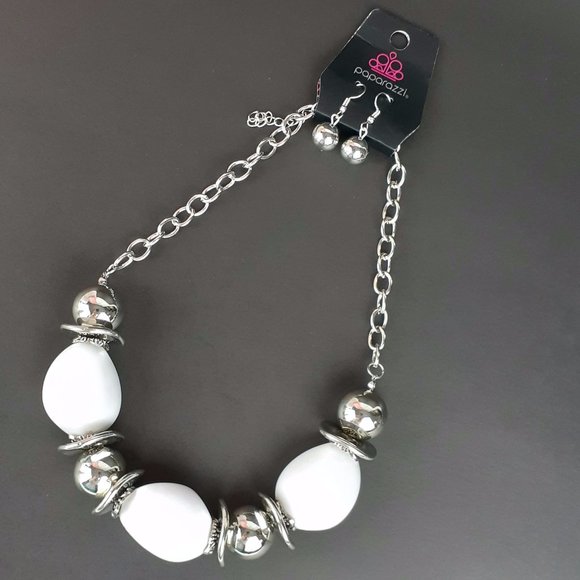 Paparazzi Fashion Necklace Set - Picture 1 of 5
